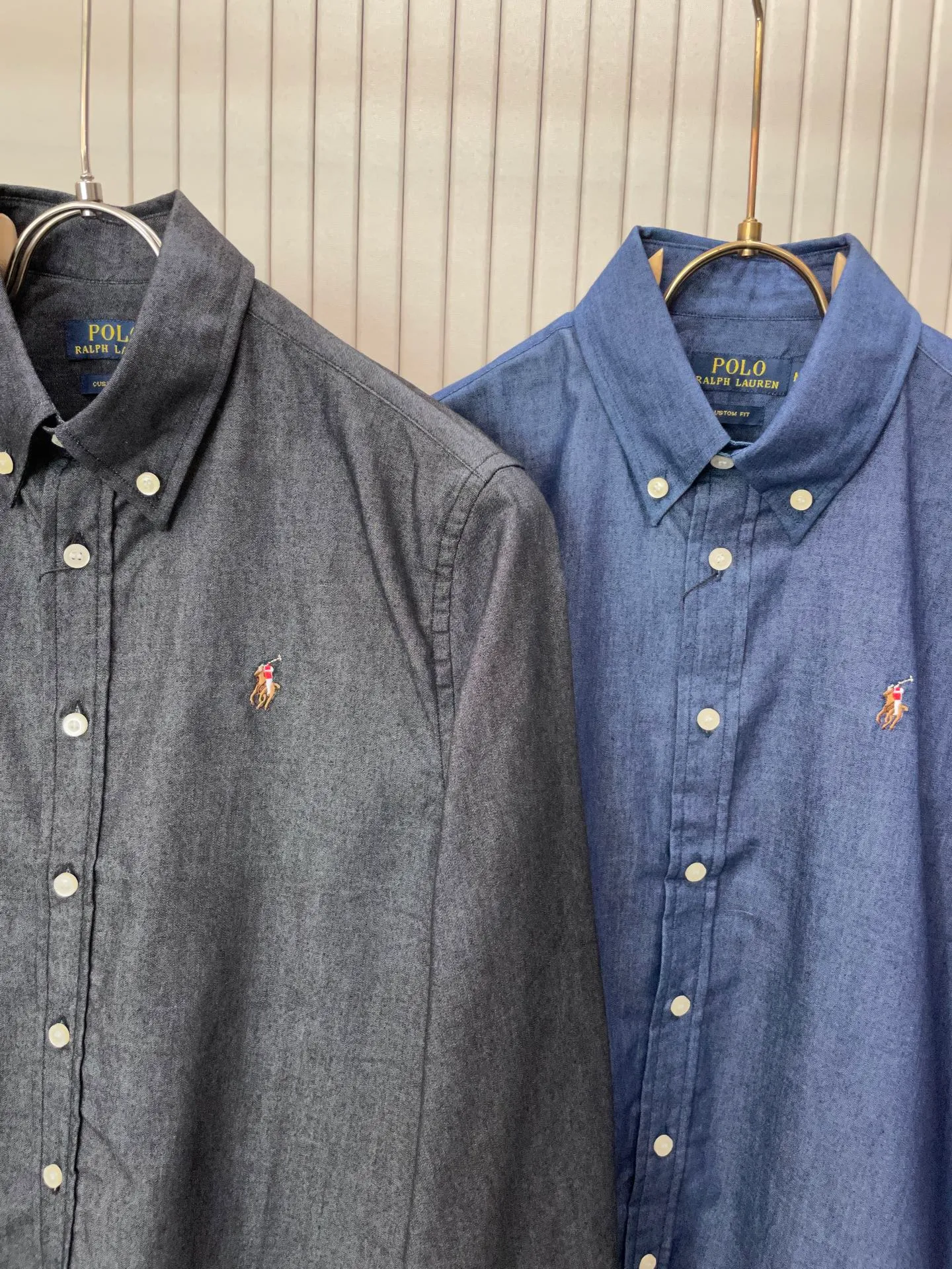 P220 🌸🌸 POLO Ralph Lauren [High Quality] Classic shirt! Classic casual shirt made of pure cotton fabric with unique design, simple, clean and classic version design. It is a versatile style that can be switched at will. The fabric feels soft and delicate, highly moisture-absorbent and breathable. It is close to the skin and comfortable to wear. It can be worn alone or as an inner layer. Its versatile performance is beyond your imagination! The upper body of the ready-to-wear is simple and classic yet elegant! Size:M-XXL